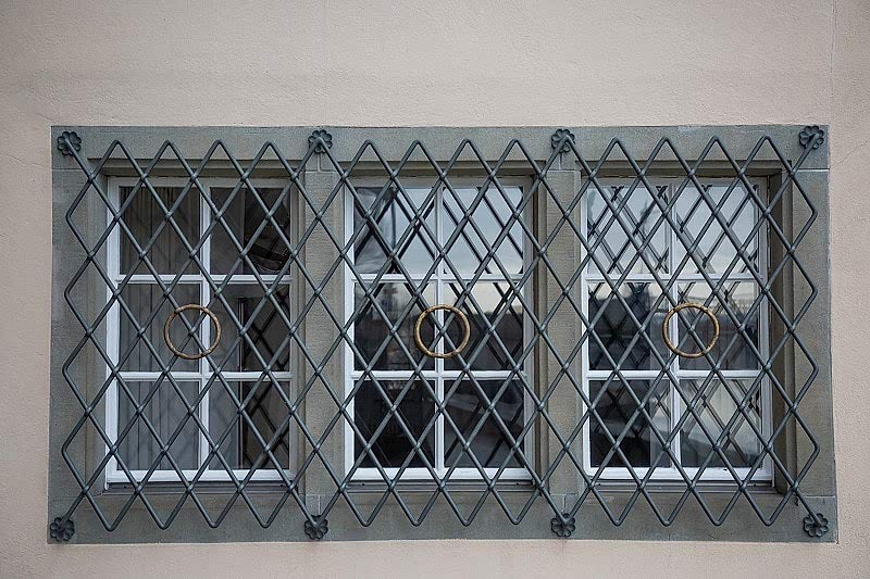 Gitter vor einem Fenster