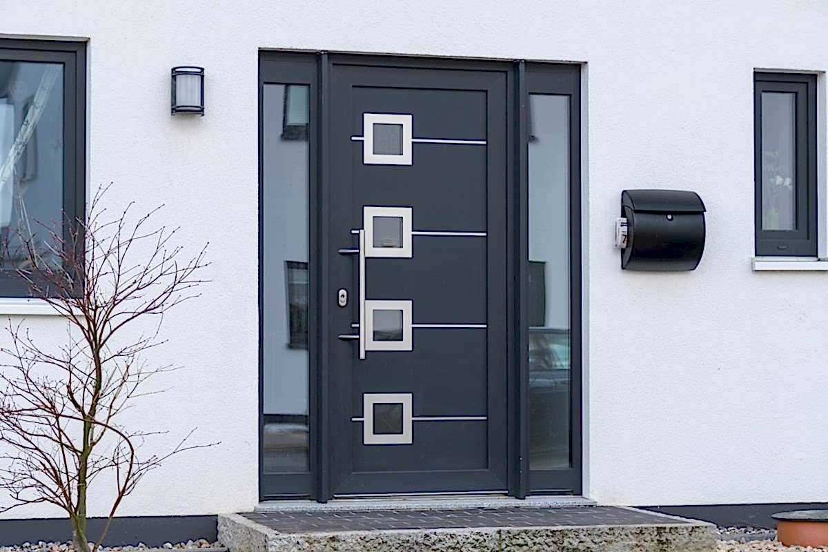 moderne dunkelgraue Haustür
