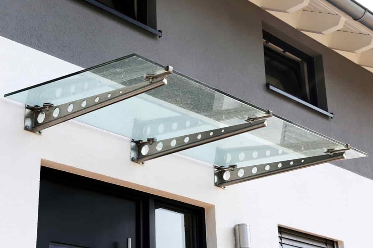 Vordach aus Aluminium und Glas
